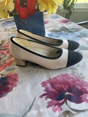 Vivaia Julie Pro Knit Pump Beige and Black 8 1/2 NEW